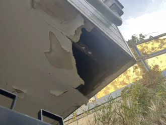 軒天にできた穴